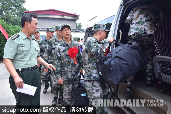 河北新兵启程赴军营 与亲人告别场面催泪