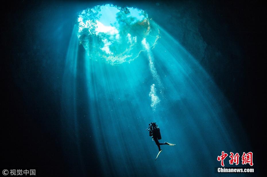 光线射入水下洞穴尽显幻美 潜水员如入时光隧道