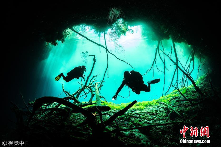 光线射入水下洞穴尽显幻美 潜水员如入时光隧道