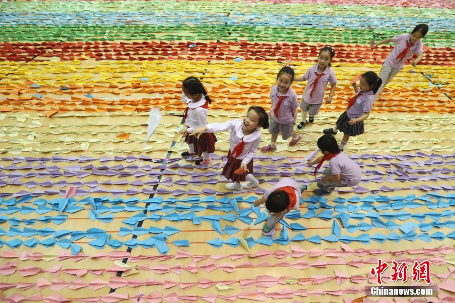 中国儿童成功创造“最长的纸飞机队列”世界纪录