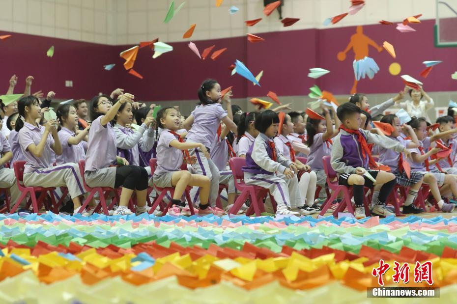 中国儿童成功创造“最长的纸飞机队列”世界纪录
