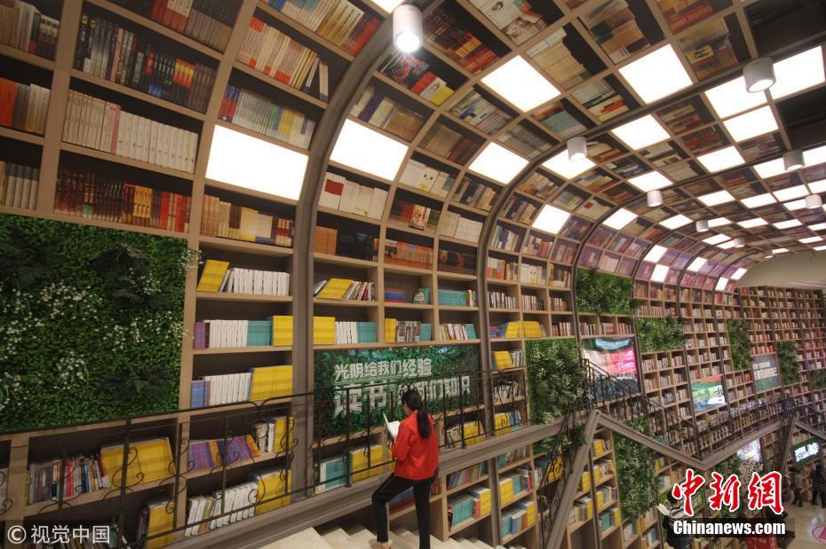 重庆10米高书墙展上万本图书任读者自由品读