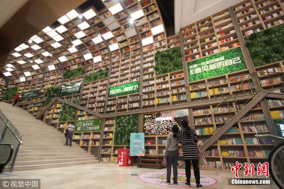 重庆10米高书墙展上万本图书任读者自由品读