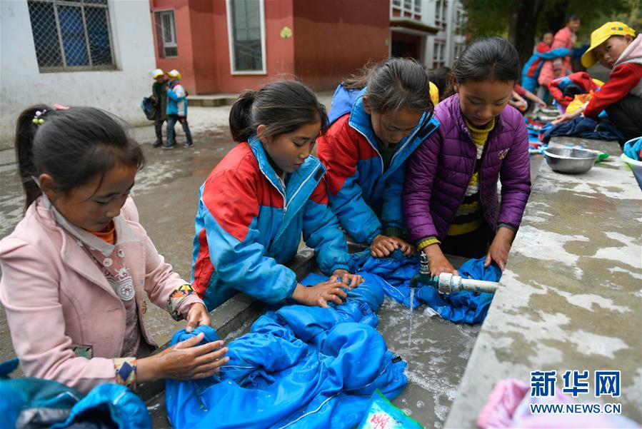 西藏山体滑坡 受灾小学师生安全转移