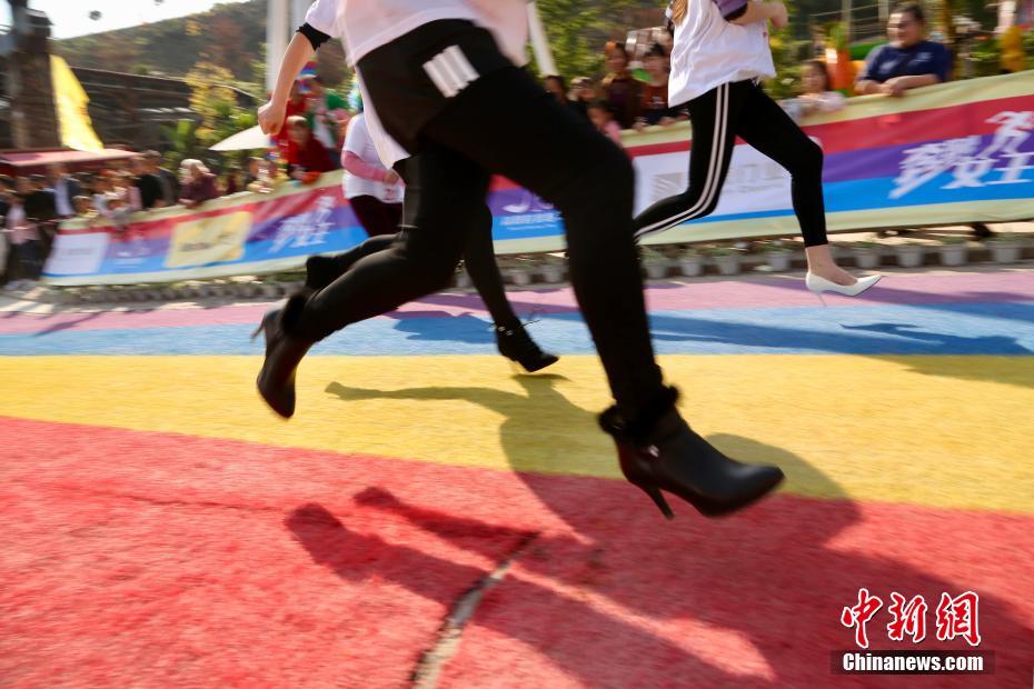 重庆高跟鞋趣味赛跑吸引外籍游客参赛