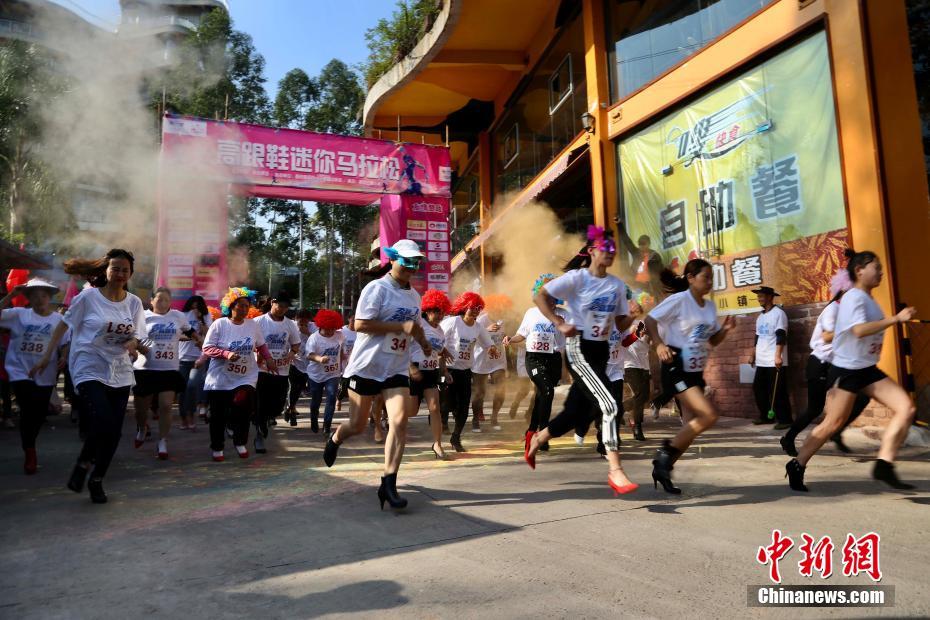 重庆高跟鞋趣味赛跑吸引外籍游客参赛