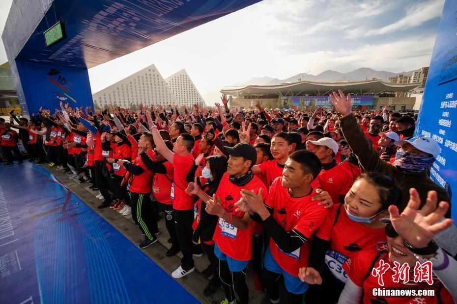 中国海拔最高城市半程马拉松拉萨鸣枪开跑