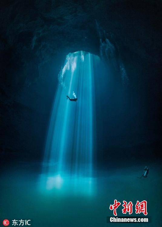 探秘世界最大水下洞穴 蓝光倾泻而下如“天际”通道