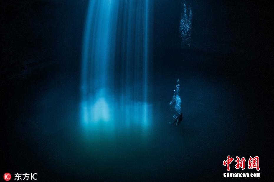 探秘世界最大水下洞穴 蓝光倾泻而下如“天际”通道