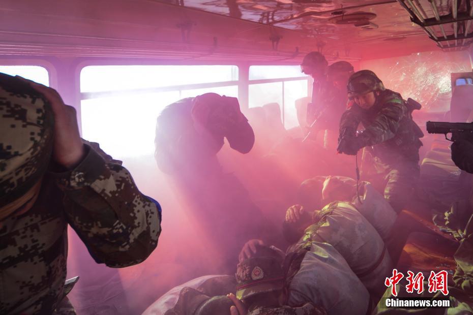 直击武警特战队员极限训练 大巴车上解救“人质”