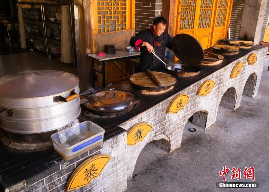 走进中国北方“地下四合院” 距今有数千年历史