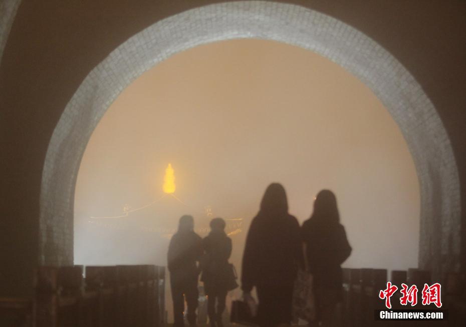 强浓雾袭击江苏 多地能见度不足50米
