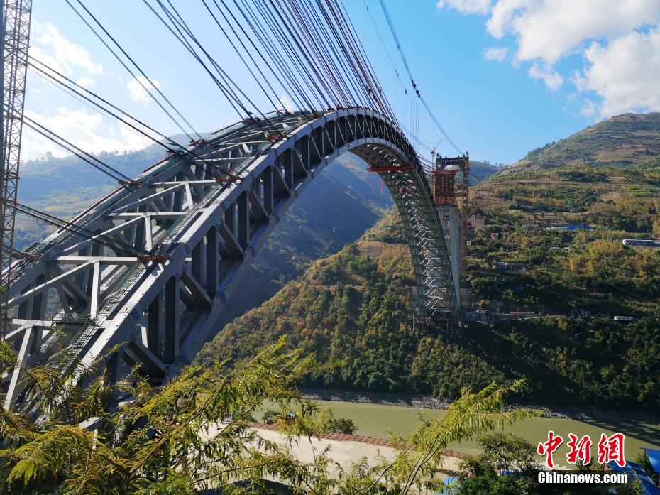 世界跨度最大铁路拱桥云南合龙