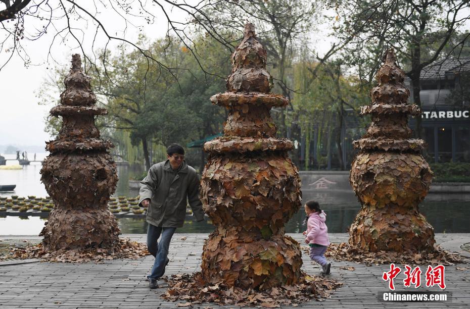 落叶艺术品成为杭州西湖独特风景