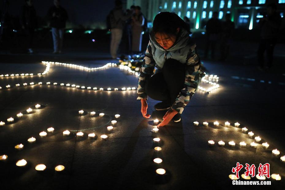 国家公祭日前夜 南京大学生点亮烛光悼念遇难同胞