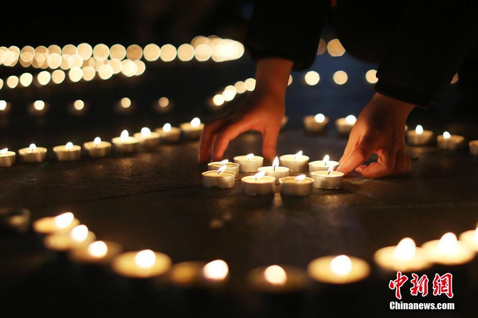 国家公祭日前夜 南京大学生点亮烛光悼念遇难同胞