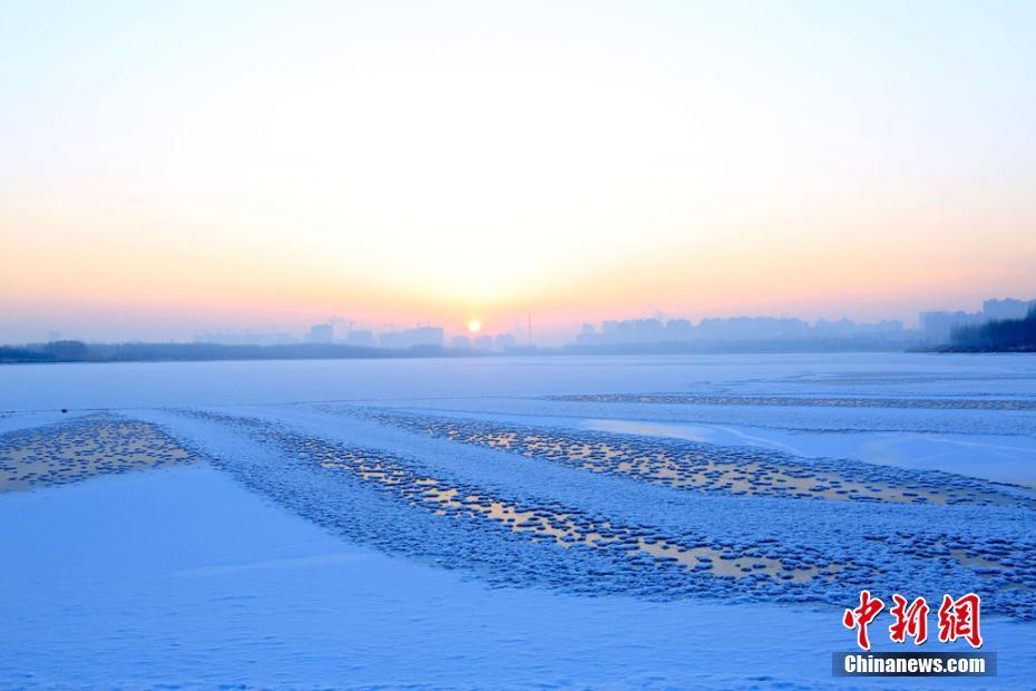 甘肃戈壁湿地冰面“雪处疑花满”