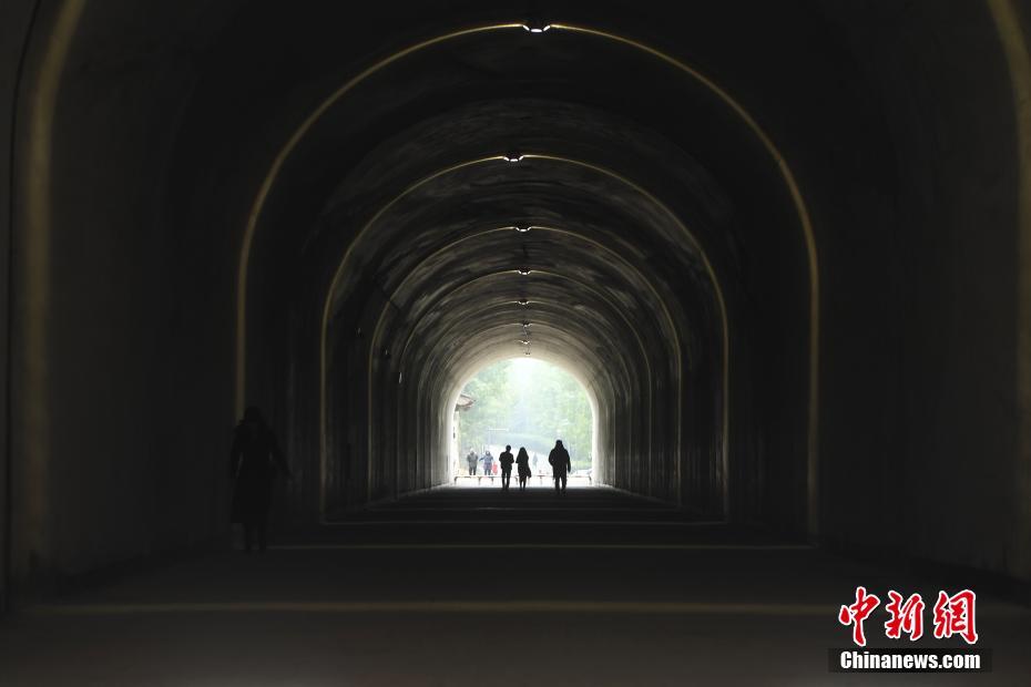 重庆一大学校园内现人行隧道方便学生出行