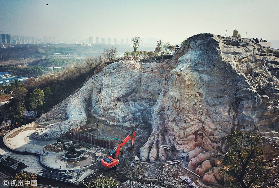 南京：废弃工地建蜂巢酒店 百名雕刻工人近半年雕出巨型山体石狮