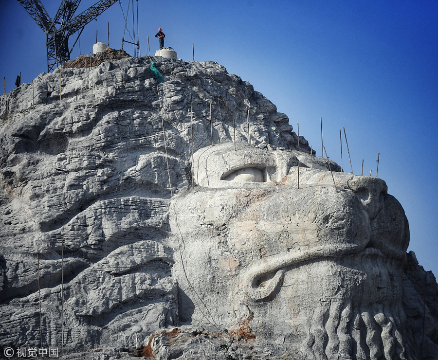 南京：废弃工地建蜂巢酒店 百名雕刻工人近半年雕出巨型山体石狮
