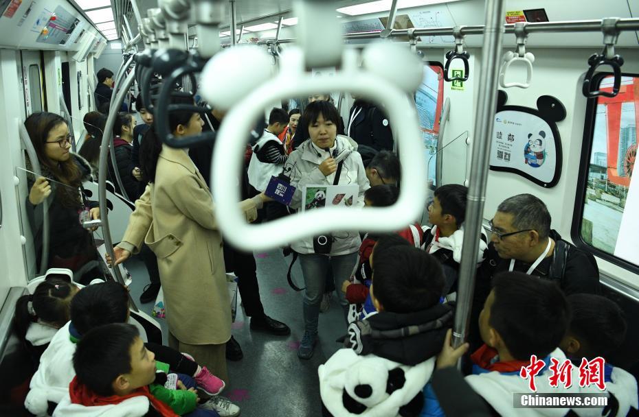 成都地铁3号线新线迎首批“乘客”