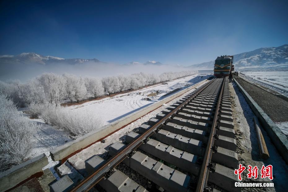 川藏铁路拉林段冒雪施工忙