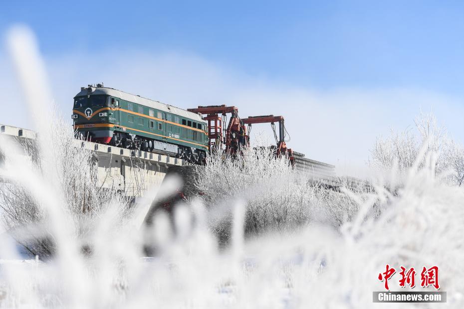 川藏铁路拉林段冒雪施工忙