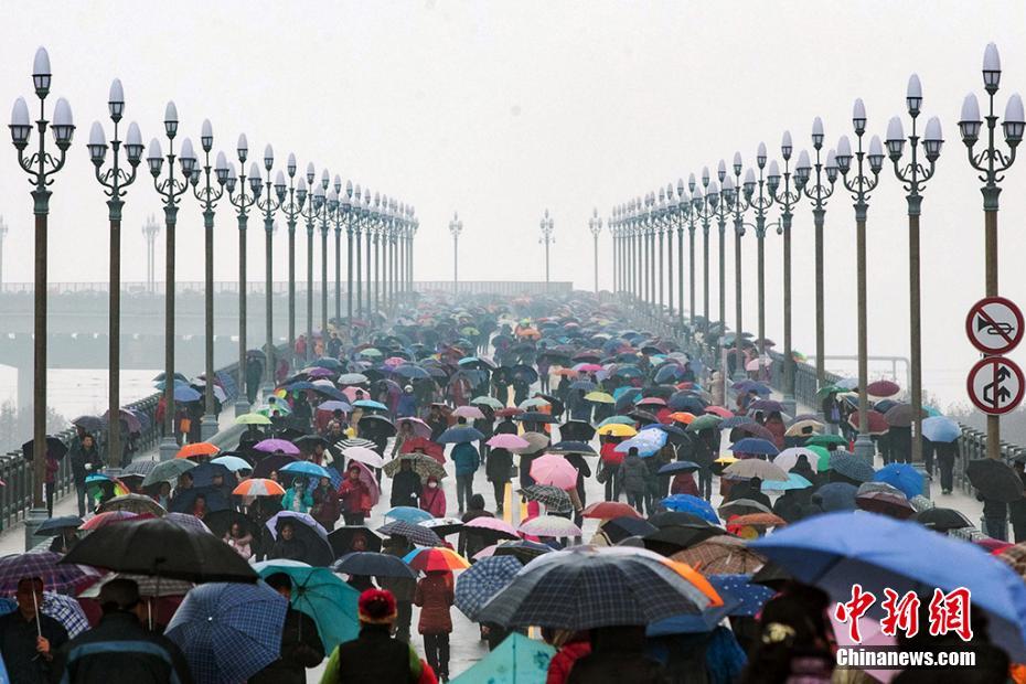 民众冒雨涌上南京长江大桥赏“新颜”