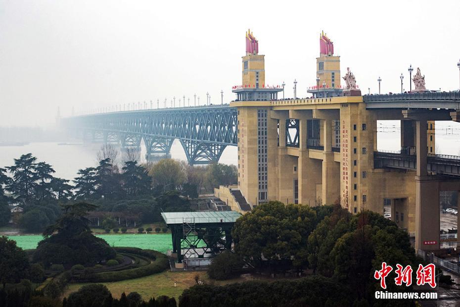 民众冒雨涌上南京长江大桥赏“新颜”