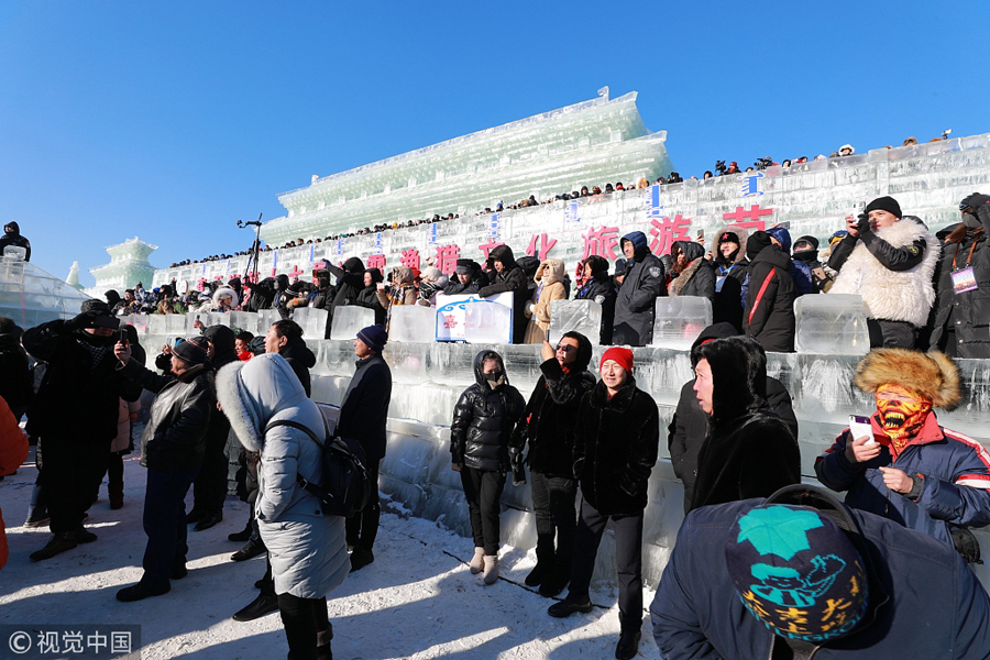 吉林松原：查干湖第十七届冰雪渔猎文化节开幕 大鱼堆成墙