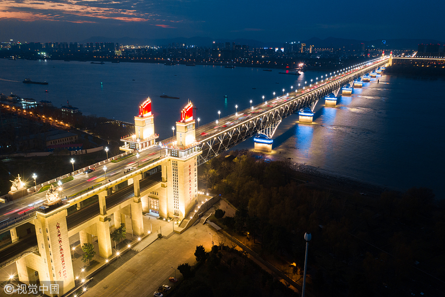 南京长江大桥恢复通车 夜幕下灯光璀璨车水马龙