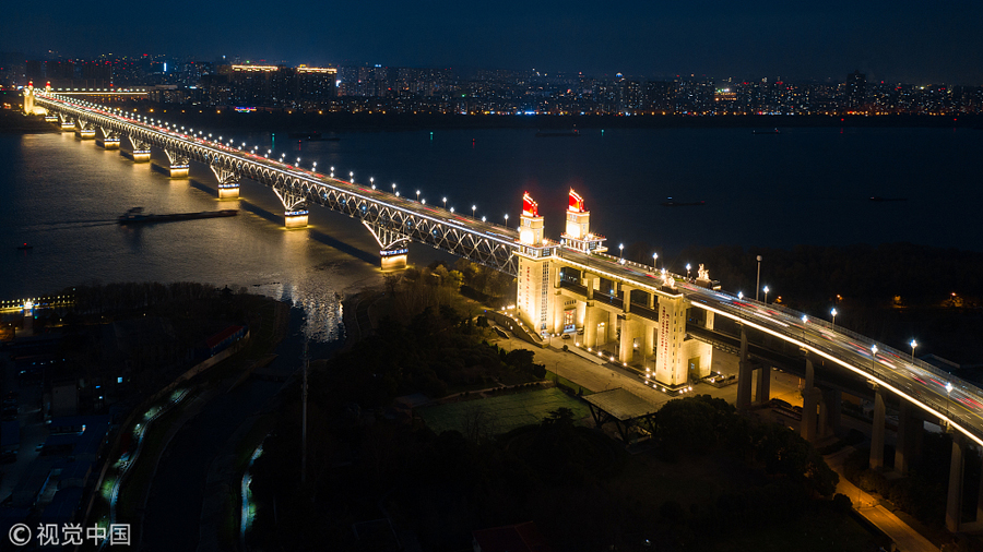 南京长江大桥恢复通车 夜幕下灯光璀璨车水马龙