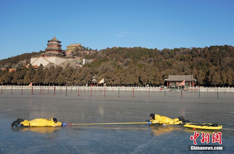 北京颐和园冰场向社会开放 演练冰上救援