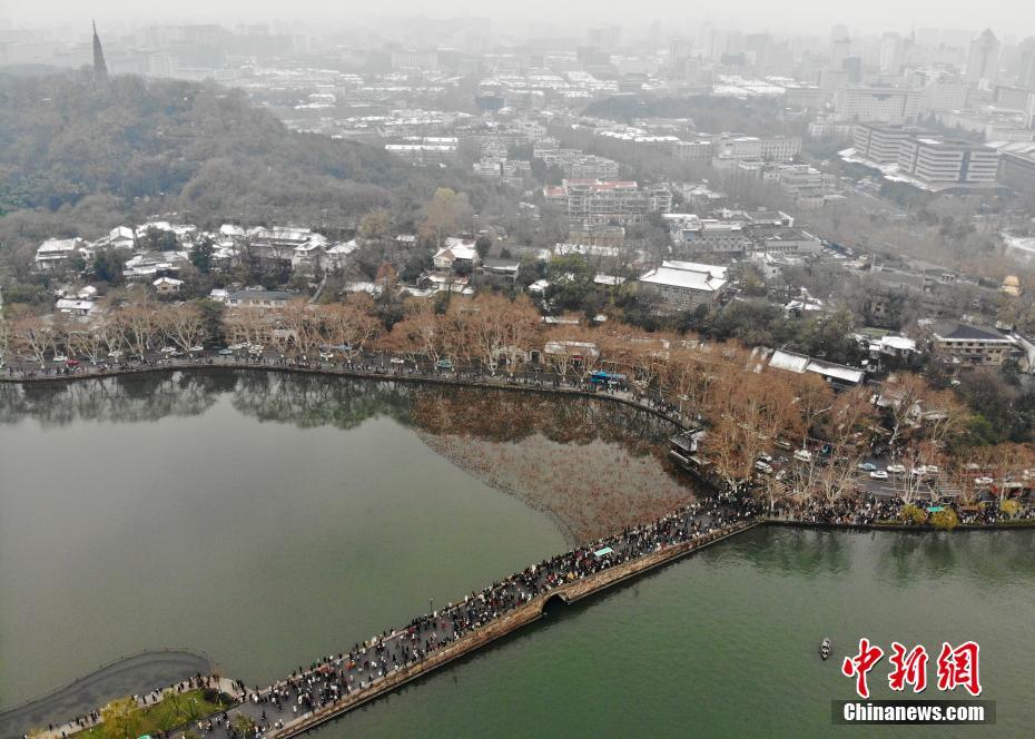 元旦小长假 西湖景区游客众多