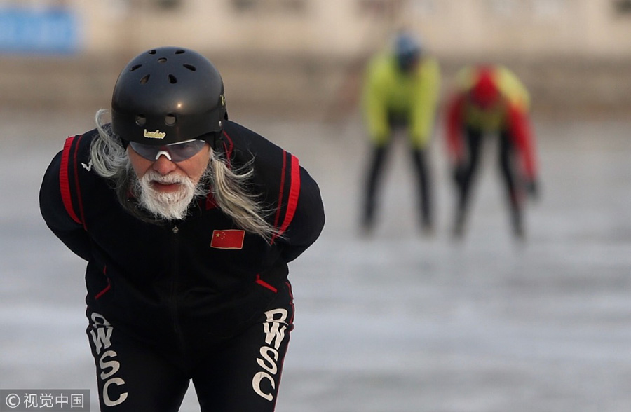 北京：83岁“老鲜肉”后海滑冰成焦点