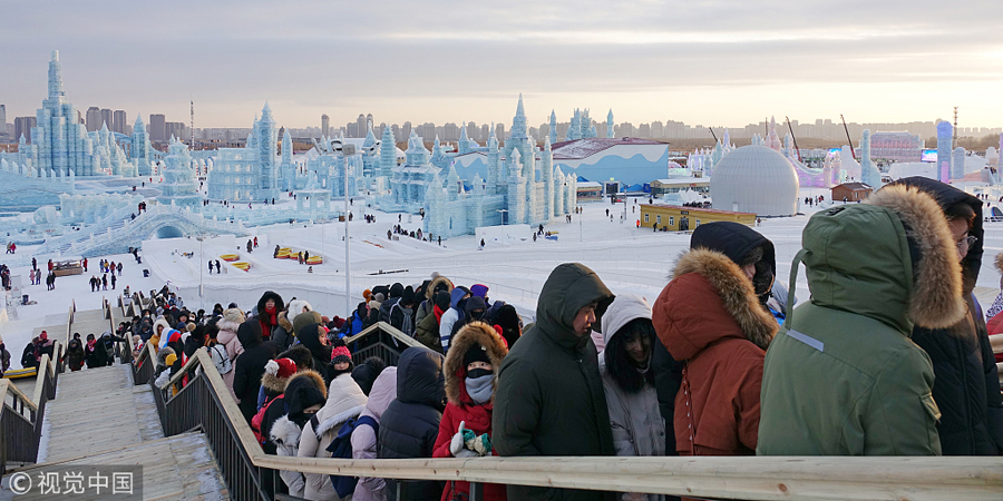 感受冬季魅力 哈尔滨民众在冰雪大世界游玩