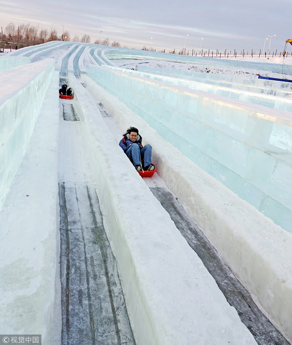 感受冬季魅力 哈尔滨民众在冰雪大世界游玩