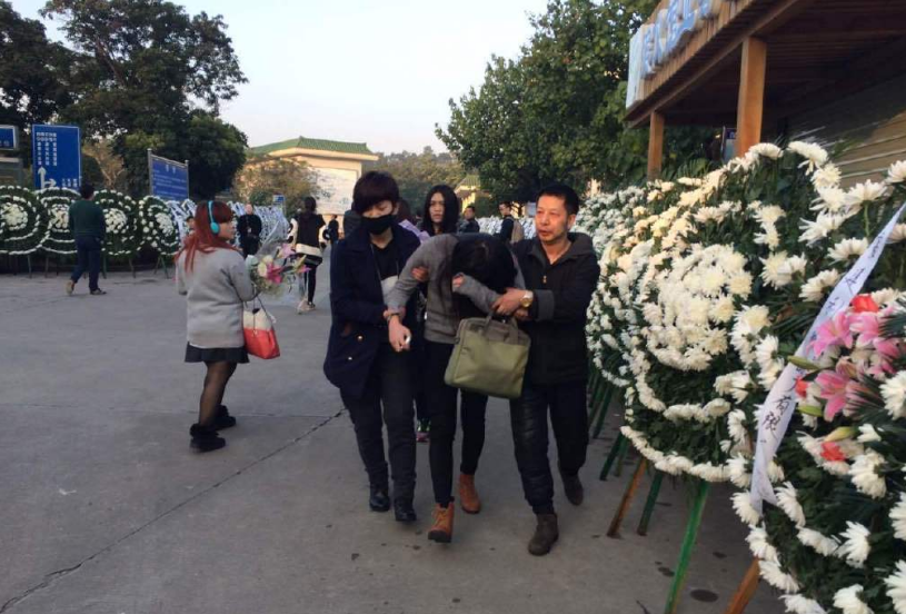 姚贝娜追悼会举行 歌迷含泪送别