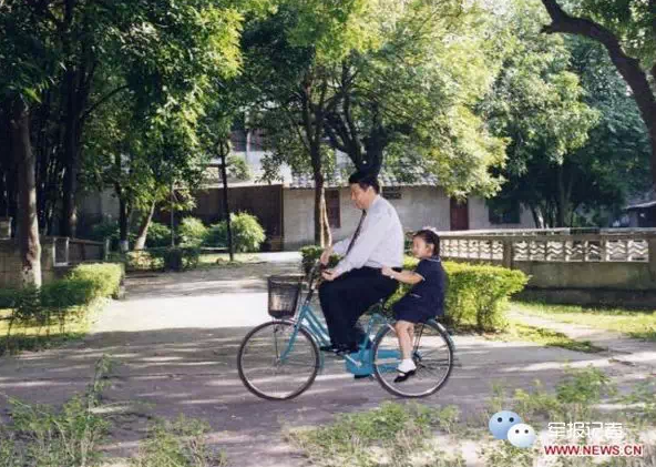 彭丽媛与女儿合影曝光(组图)
