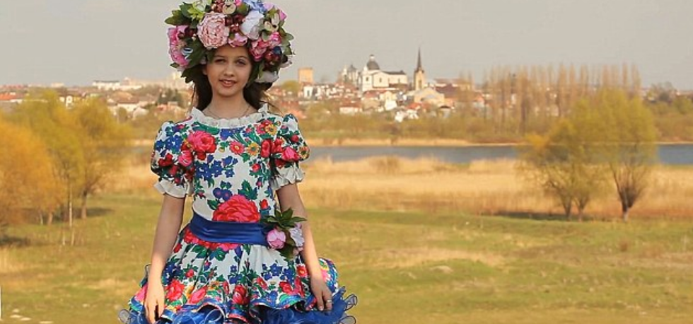 乌克兰女童年仅10岁，成为小选美皇后