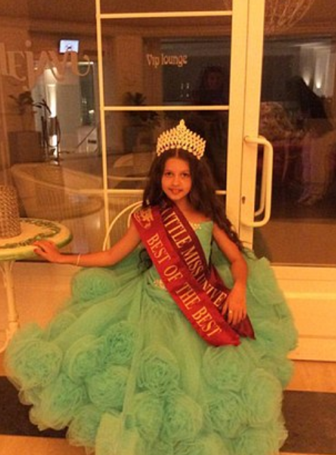 乌克兰女童年仅10岁，成为小选美皇后