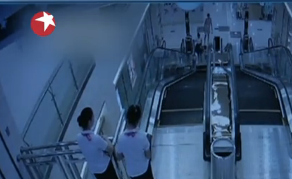 湖北电梯事故前5分钟监控曝光 工作人员险被