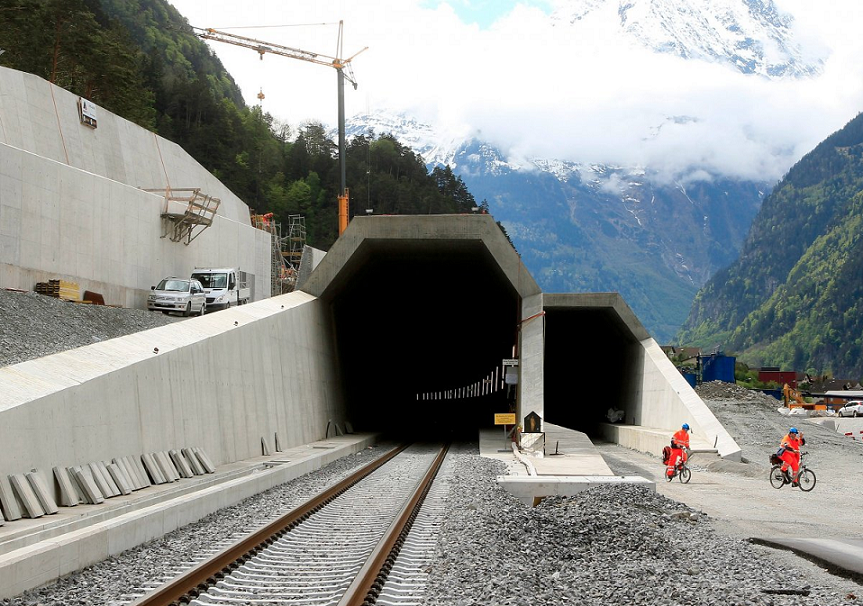瑞士阿尔卑斯山区建成世界最长隧道