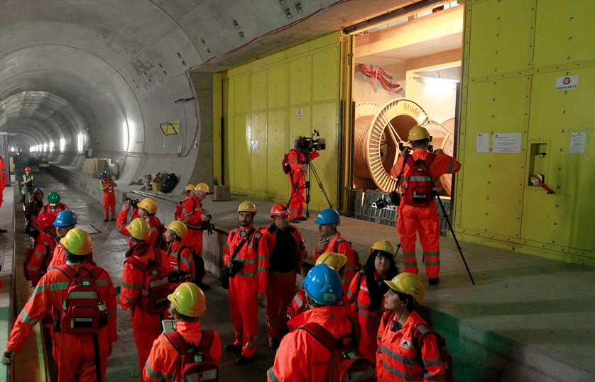 瑞士阿尔卑斯山区建成世界最长隧道