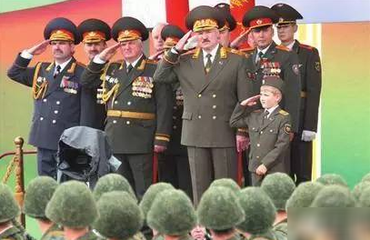 阅兵仪式上的白俄罗斯小王子：父亲的“小尾巴”