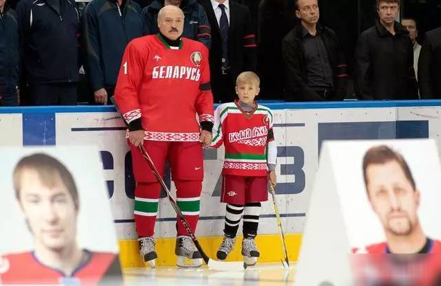 阅兵仪式上的白俄罗斯小王子：父亲的“小尾巴”