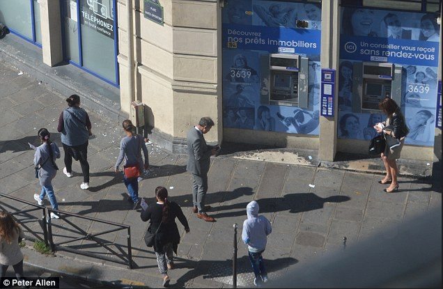 巴黎警察人手不够 女子街头被抢劫无人帮忙