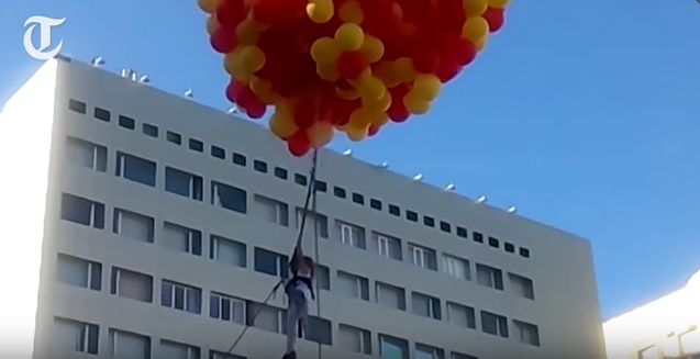 俄罗斯10岁女童抓着气球飞上天