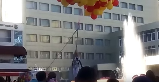 现实版飞屋：俄罗斯10岁女童抓着气球飞上天