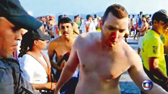 巴西里约海滩青少年当众追逐抢劫游客